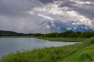 Sunshine Tetons Üzerinde Bulutlar Through Breaks