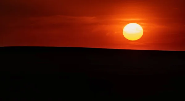 Sonne über Horizont des glatten Feldes — Stockfoto