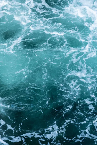 Swirling błękitne wody w Oceanie Spokojnym pionowe — Zdjęcie stockowe