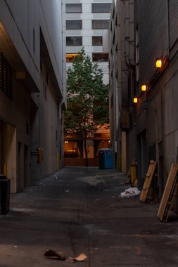 İki Bina Arasında Kentsel Sokak Kaldırımı