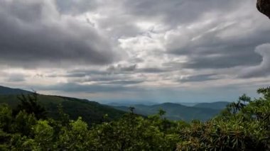 Bulutlu yaz gününde Jane Bald Rocks altında