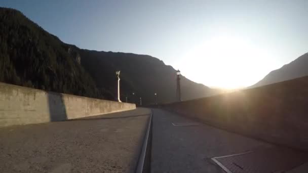 Viel Sonnenlicht Beim Überqueren Der Diablo Staudamm Straße Klaren Tagen — Stockvideo