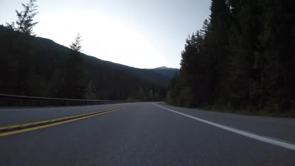 Clear Blue Sky Mountain Road Con Barrera — Vídeo de stock