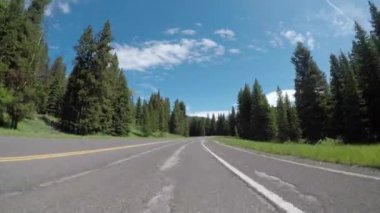 Parçalı Bulutlu Gökyüzü ile Curvy Dağ Yolu