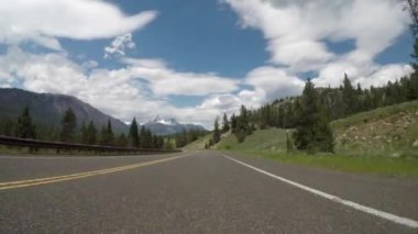 Arka Planda Beartooth Dağları ile Curvy Road