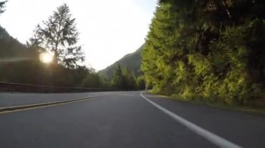 Cliff Wall Yanında Dağlarda Yokuş Aşağı Sürüş