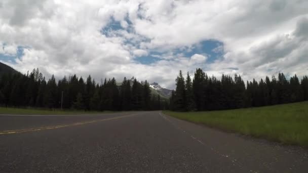 Rijden Onder Beartooth Mountains — Stockvideo