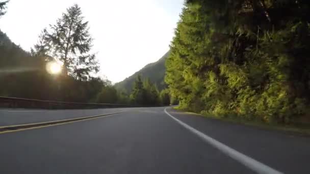 Bergafwaarts Rijden Bergen Naast Cliff Wall — Stockvideo