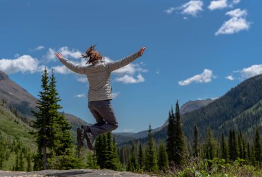 Sunny Montana Günü'nde Joy ile Kadın Leaps
