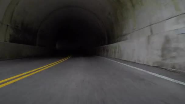 Entrare Tunnel Attraverso Montagne Fumose — Video Stock