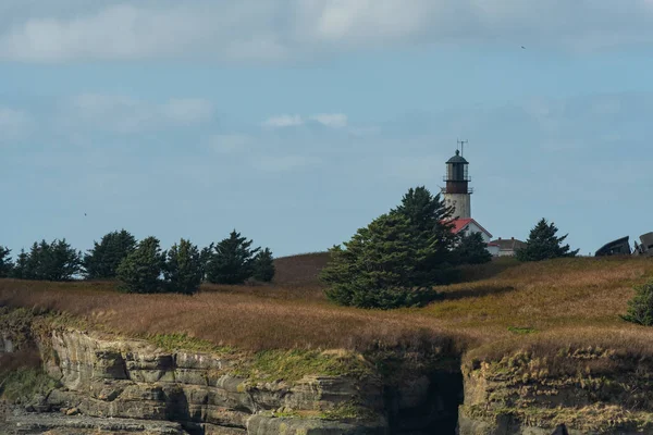 Bord de falaise de l'île Tatoosh et phare de Cape Flattery — Photo