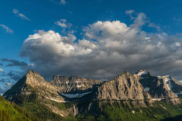 Bulutlar Oberlin Dağı üzerinde hover