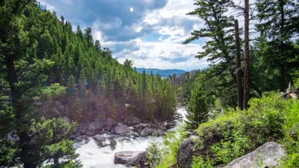 Lamar Valley Canyon Time Lapse avec nuages se déplaçant en été 