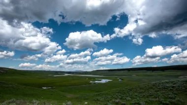 Bulutlar havai hareket ile Hayden Vadisi Aşağı Arıyorsunuz