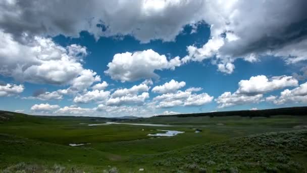 Regardant Vers Bas Hayden Valley Avec Des Nuages Déplaçant Dessus — Video