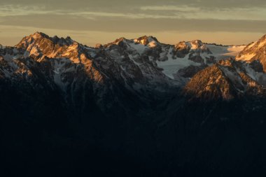 Sabah Işık Casts Hurricane Ridge Üstleri Over