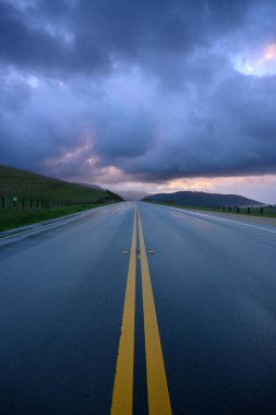 Yağmurlu Yol Üzerinde Bulutlar Through Morning Light Parlıyor