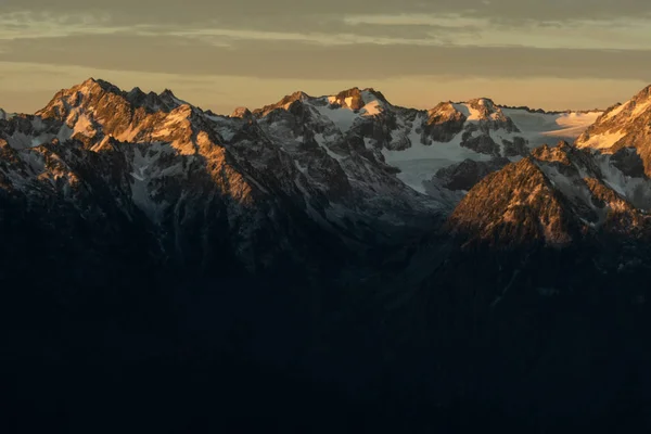 Fundición de luz de la mañana sobre las tapas de Huracán Ridge — Foto de Stock