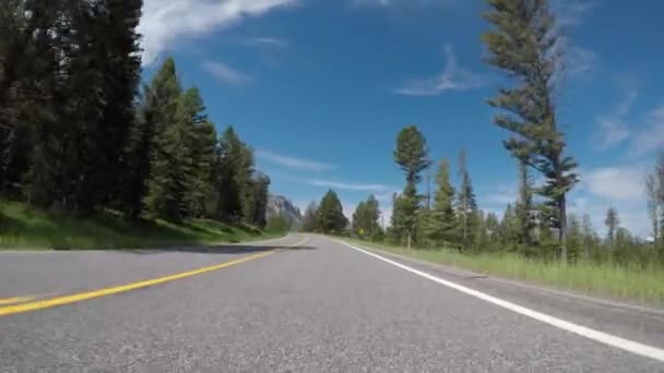 Montagnes Loom Dessus Route Sur Summer Afternoon Drive — Video