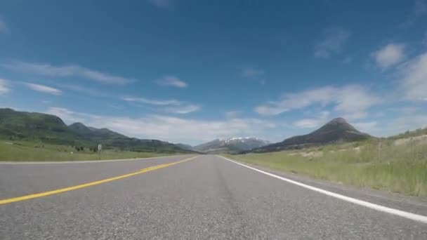 Auf Dem Weg Die Schneebedeckten Berge Der Ferne — Stockvideo