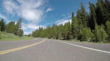 Wyoming Mountain Road Üzerinde Tek Bir Motosiklet Geçen