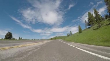 Wyoming Mountain Road Üzerinde Geçen Motosikletler