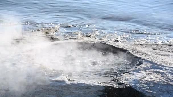 Θερμική Κατσαρόλα Βράζει Κοντά Στη Λίμνη Του Γιέλοουστοουν — Αρχείο Βίντεο