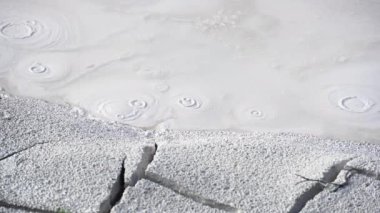 Beyaz Çamurlu Boya Tenceresinde Minik Kabarcıklar