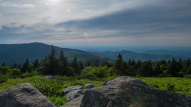 Grassy Ridge Rocks gelen Time Lapse