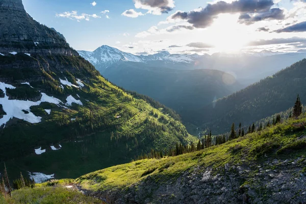 Sluneční záře přes zelenou Montana hory — Stock fotografie