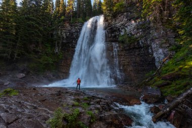 Virginia Falls Altında Man Geniş Shot