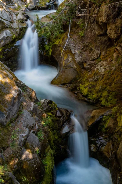 Wasser strömt durch geschnitzte Felsen oberhalb der Christinefälle — Stockfoto