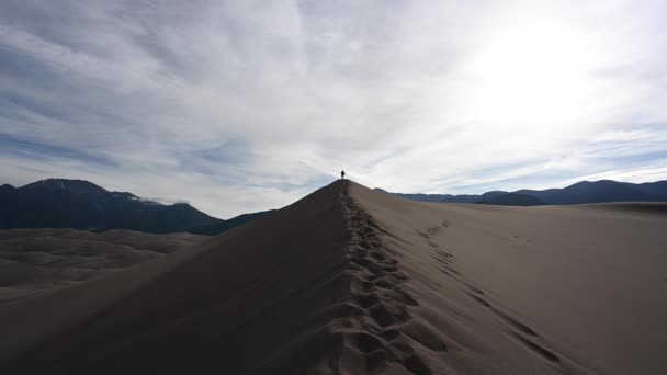 Kobieta Atop Dune Wycieczki Tward Camera — Wideo stockowe