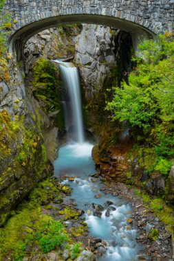 Christine Taş Köprü altında düşüyor