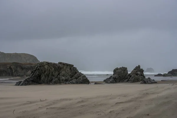 Duże skały na plaży Bandon — Zdjęcie stockowe