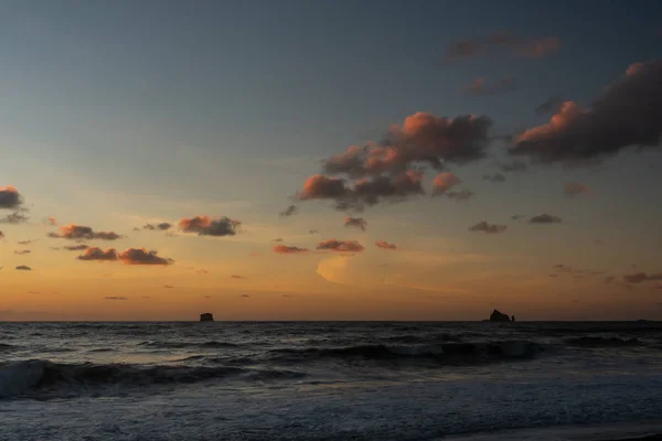 Rocas solitarias al atardecer — Foto de Stock