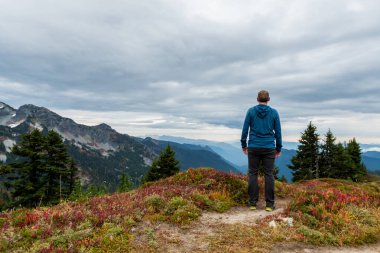 Adam Dramatik Tatoosh Aralığına Bakıyor