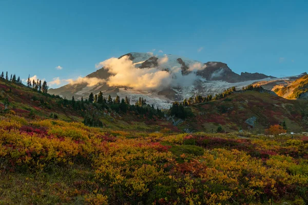 Exibição de outono em todo o paraíso na base do Monte Rainier — Fotografia de Stock