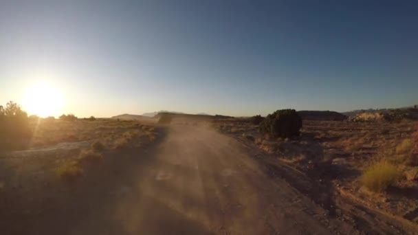 Jasne Światło Słoneczne Pył Dirt Road Tuż Wschodzie Słońca — Wideo stockowe