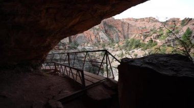 Sıcak Giysili Adam Çöl Köprüsünü Kameradan Uzaklaştırdı