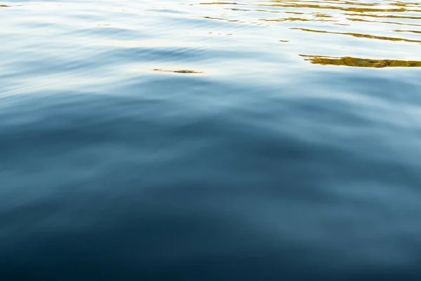 Superficie dell'acqua blu calma — Foto Stock