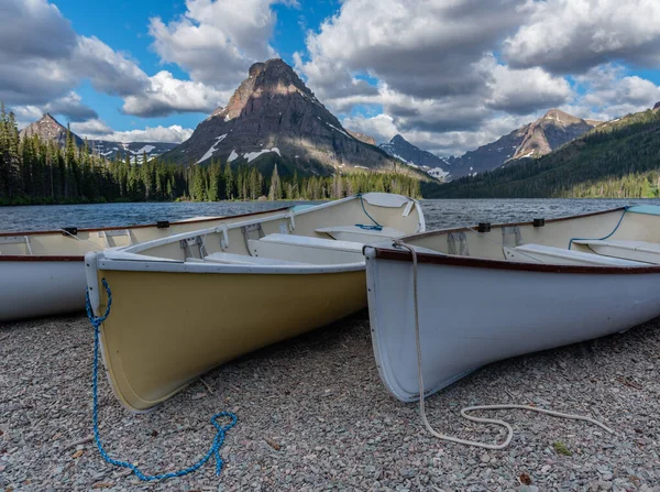 Canoas a orillas del lago de dos medicinas — Foto de Stock