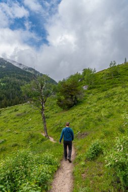 Adam Toprak Yolu 'nda Yokuş Aşağı İniyor