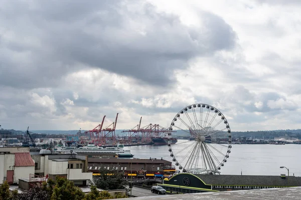 Porto de Seattle e roda gigante — Fotografia de Stock