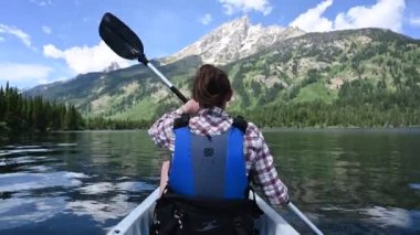 Kadın Kano Altında Büyük Tetonlar