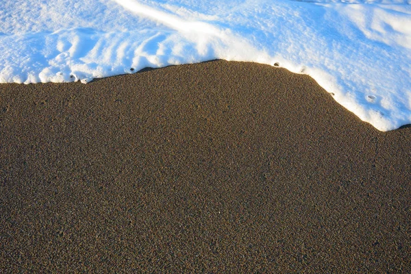 Sauberer Strand mit weißem Schaum — Stockfoto