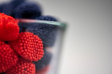 Temiz cam kasede kırmızı şekerleme.