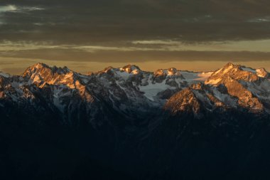 Washington Olimpiyat Dağları 'ndaki Karlı Tepe