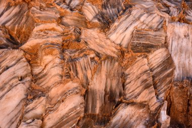 Cam kırıkları ve onları bir arada tutan çamur dokusu.