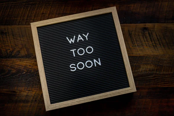 Way Too Soon Message Letterboard Fából Készült Háttérrel — Stock Fotó
